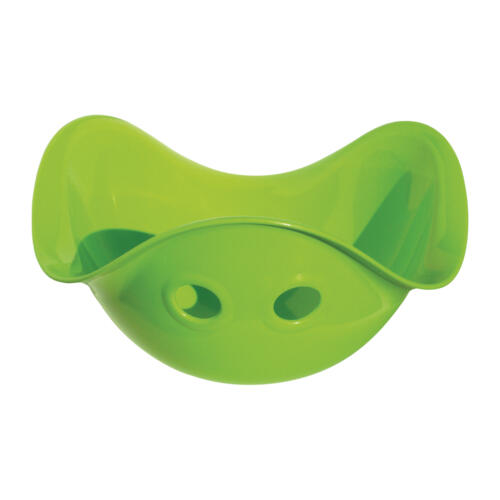 Die grüne Schale hat zwei Löcher, die wie Augen aussehen.