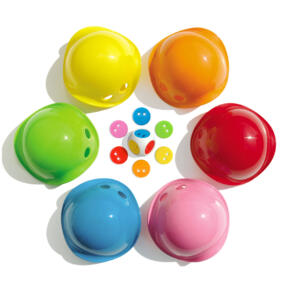 Die Bilibo Game Box enthält sechs bunte Mini Bilibo, einen Würfel und bunte Chips.