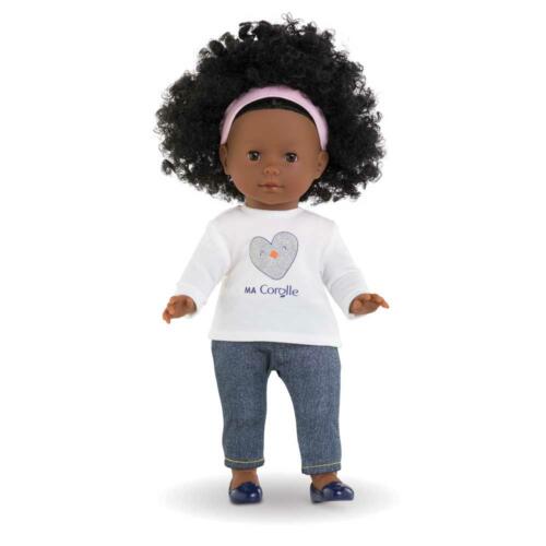 Eine Puppe trägt das weiße Langarmshirt zu Jeans und Ballerinas.