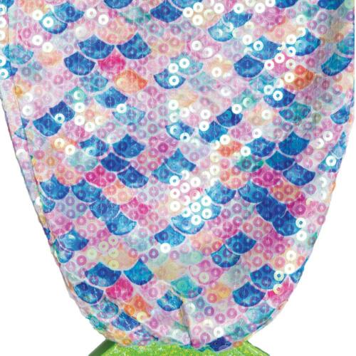 Das Detailfoto zeigt die glitzernden Pailletten am Puppenkleid.