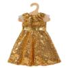 Das festliche Puppenkleid Goldstar von Heless ist mit goldfarbenen Pailletten verziert und mit hübschen Details gestaltet.