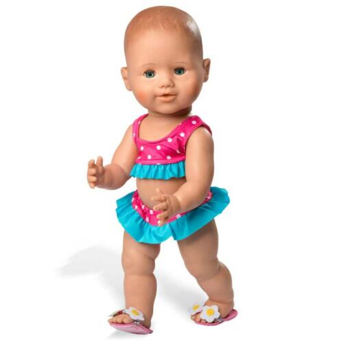 Eine Puppe trägt den pinkfarbenen Bikini und die niedlichen Badeschläppchen.