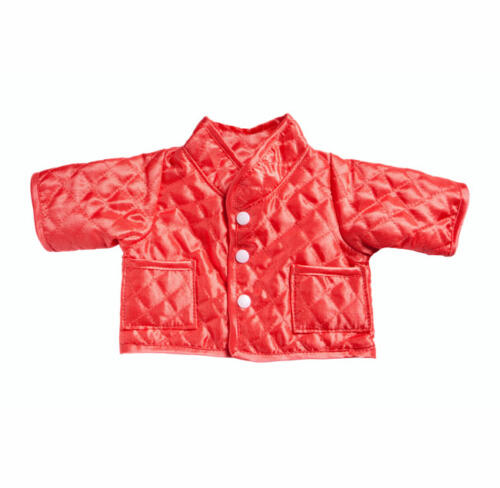 Die rote Steppjacke hat aufgenähte Taschen und weiße Druckknöpfe.