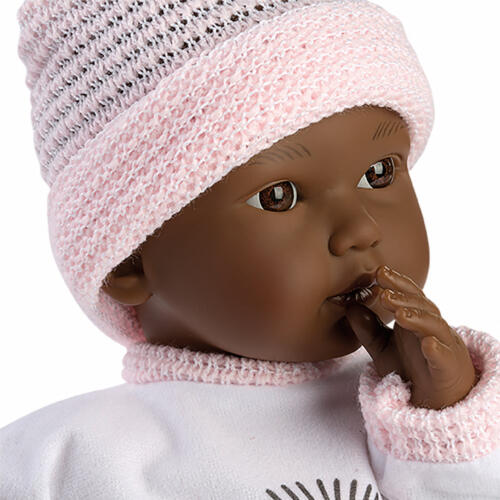 Auf dem Detailbild sind die braunen, feststehenden Augen und die gemalten Augenbrauen der Puppe gut zu sehen.