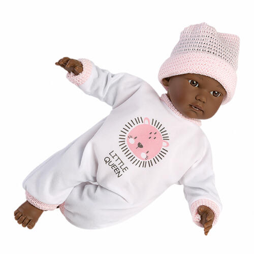 Der weiße Puppenoberall hat eine rosafarbene Applikation mit einem Schriftzug.