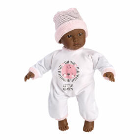 Die Babypuppe trägt einen weißen Overall und eine rosafarbene Strickmütze.