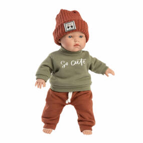 Die Babypuppe Jordan trägt ein sportliches Outfit bestehend aus Sweatshirt, Sporthose und Strickmütze.