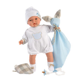 Die Babypuppe Joel hat ihre Kuscheldecke, ein Lätzchen und den Schnuller immer in ihrer Nähe.