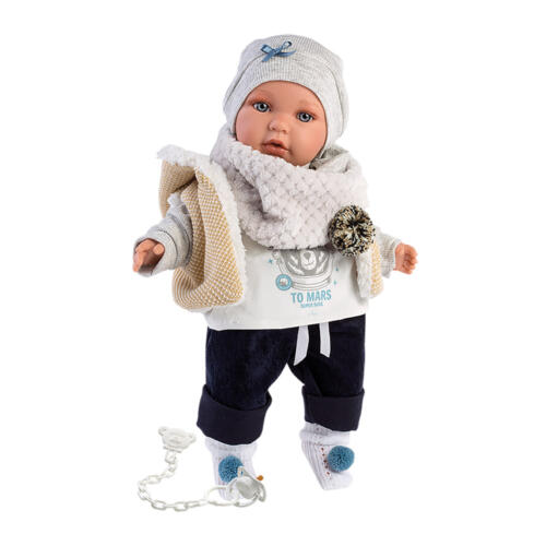Auf dem Detailfoto trägt die Babypuppe Enzo die Winterjacke zum Puppenoutfit.