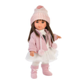 Die Puppe Sarah trägt ein winterliches Outfit mit Tüllrock und rosa Strickjacke sowie Strickmütze.