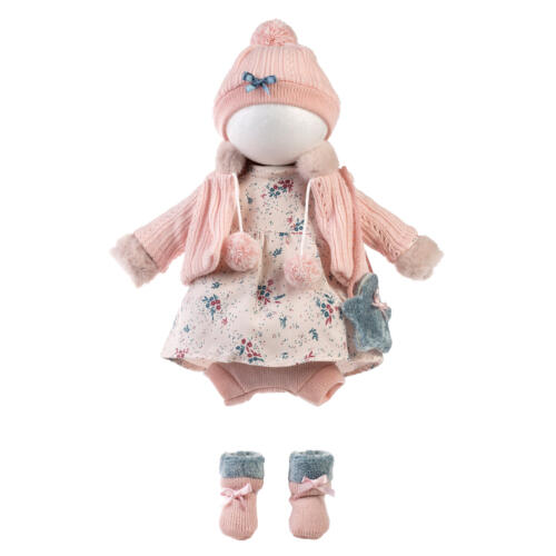 Das Ensemble besteht aus dem rosafabenen Puppenkleid, einer Hose, niedlichen Söckchen mit Fellrand, einer Strickjacke, einer Strickmütze und einer Umhängetasche.