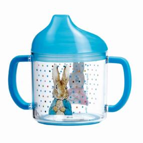 Die Trinklerntasse ist mit einem Bild von Peter Hase verziert.