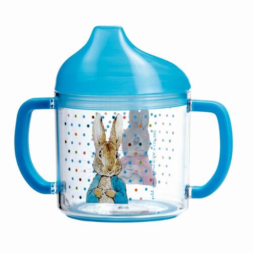 Die Trinklerntasse ist mit einem Bild von Peter Hase verziert.