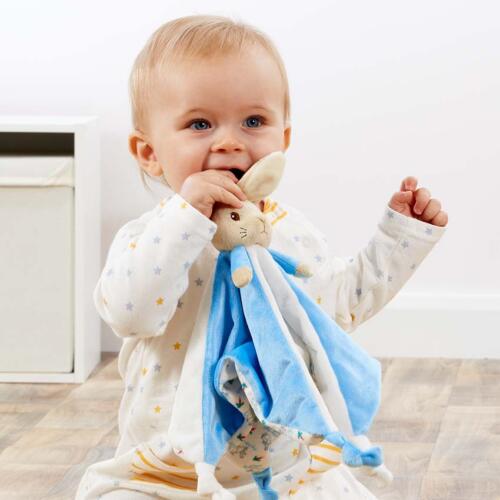 Ein Baby spielt mit dem blauen Häschen Schmusetuch.