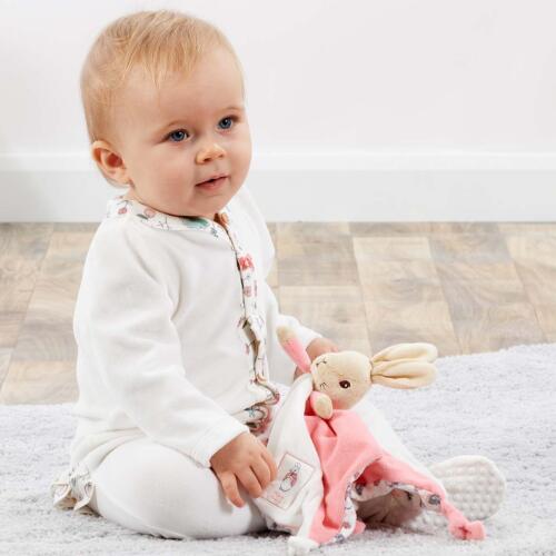 Ein Baby spielt mit dem Häschen Schmusetuch.