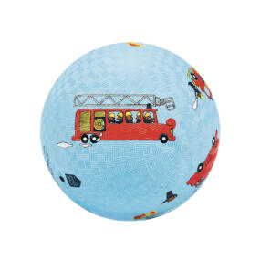 Der hellblaue Spielball ist mit roten Feuerwehrautos verziert.