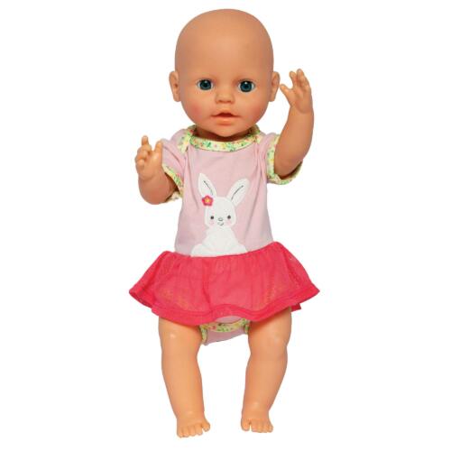 Eine Puppe hat den rosaroten Body angezogen und sieht wie eine Ballerina aus.