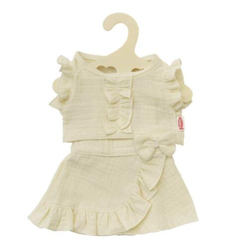 Das Puppenoutfit besteht aus einem Top und einem Wickelrock aus weichem Musselinstoff.