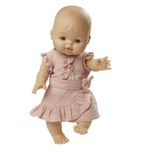 Das roséfarbene Outfit aus Wickelrock und Top wurde einer Babypuppe angezogen.