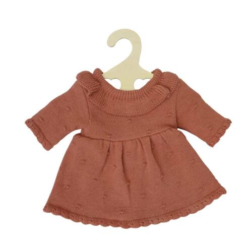 Das pfirsichfarbene Strickkleid passt Babypuppen mit einer Größe von 28 bis 33 cm.