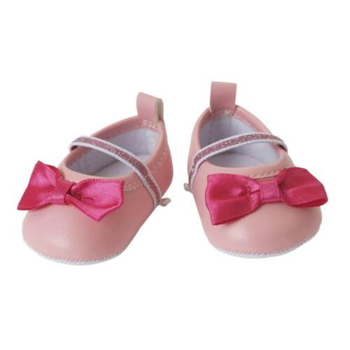 Die rosafarbenen Ballerinas haben pinkfarbene Schleifen und glitzernde Riemchen.